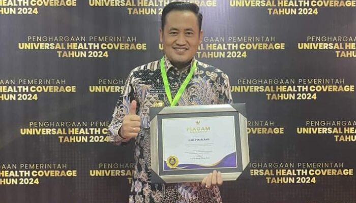 Bupati Pemalang Kembali Ukir Prestasi Gemilang Dengan Meraih Penghargaan UHC Award 2024   