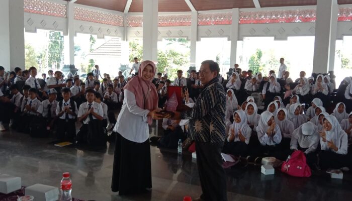 Ratusan Siswa SMP N 2 Taman Pelajari Demokrasi Langsung di DPRD Kabupaten Pemalang
