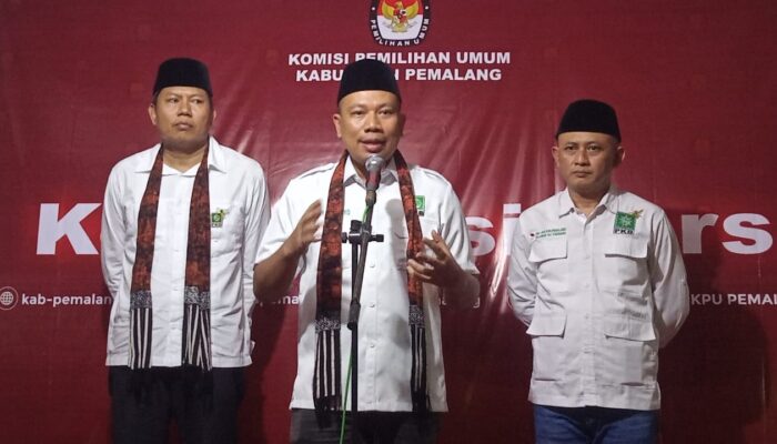Disambut Tarian Jawa Barat, Resmi Vicky Prasetyo dan Mochamad Suwendi Mendaftar ke KPU Pemalang