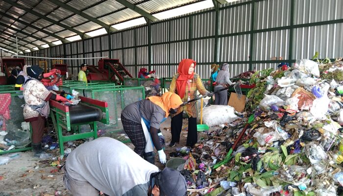 Kepala DLH Kabupaten Pemalang Berbaur dengan Para Pekerja di TPST Silarang