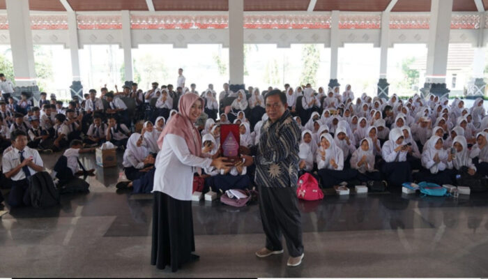 DPRD Pemalang Ajak Siswa SMP N 2 Taman Belajar Demokrasi