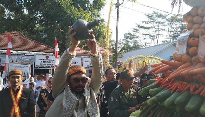 Mengharap Berkah, Di Puncak Acara Grebeg Maulud Cibuyur, Masyarakat Berebut Gunungan
