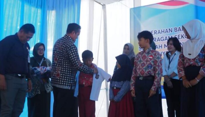 Bupati Berikan Bantuan Seragam Sekolah, Kepada Siswa Tidak Mampu Di Kabupaten Pemalang