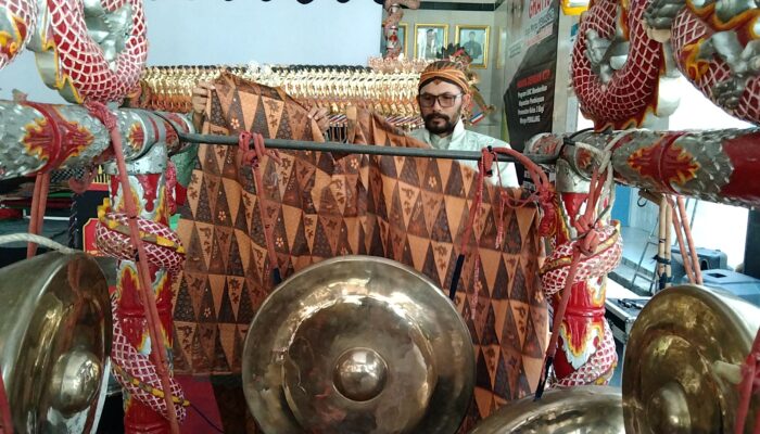 Ritual Krubung Gong Awali Grebeg Maulud Meriah di Desa Cibuyur