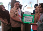 Berharap Meringankan Beban Penerima, Bupati Pemalang Salurkan Bantuan Sosial PMKS,