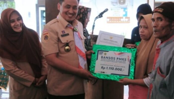 Berharap Meringankan Beban Penerima, Bupati Pemalang Salurkan Bantuan Sosial PMKS,