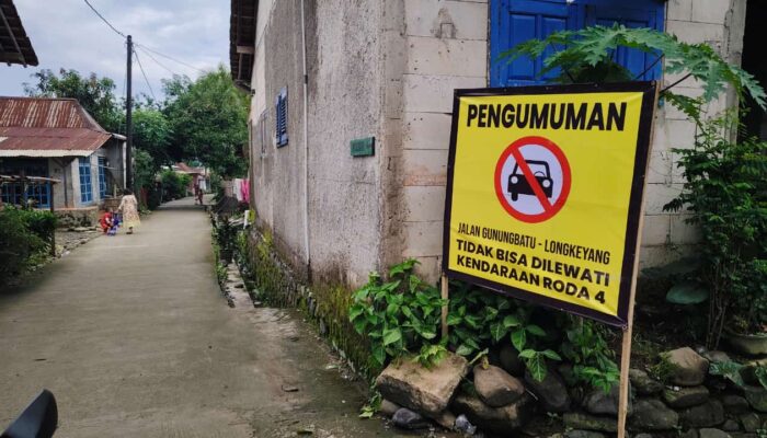 Jalan Desa Gunungbatu Longsor, Kendaraan Roda Empat Dilarang Melintas