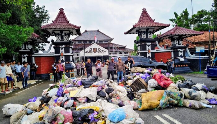 Gelar Aksi Demo AMPEL Pemalang Tumpahkan Sampah di Depan Pendopo, Protes Lambannya Penanganan Sampah