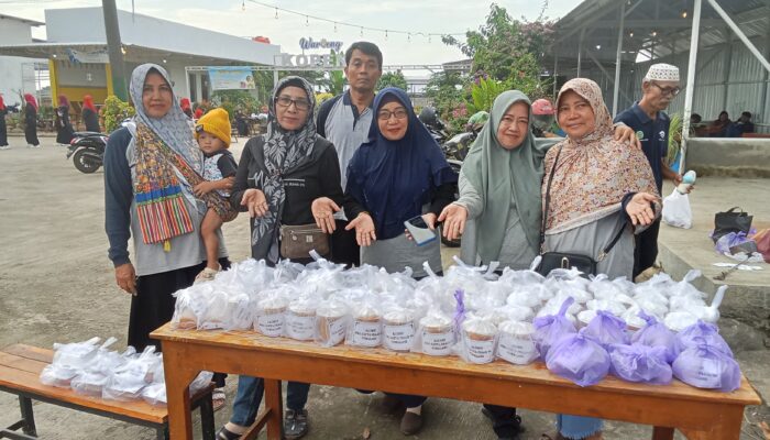 Alumni SMA Satya Praja 1990 Tebar Kebaikan, Ratusan Paket Takjil Ludes dalam Sekejap