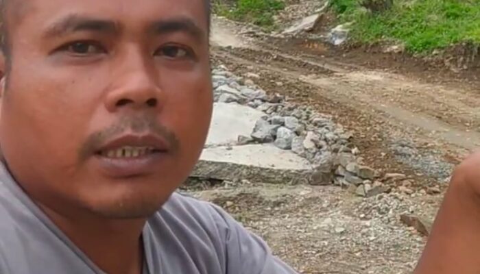 Longsor Putuskan Jalan Utama, Warga Bangun Jalan Darurat Secara Swadaya Butuh Bantuan Material 