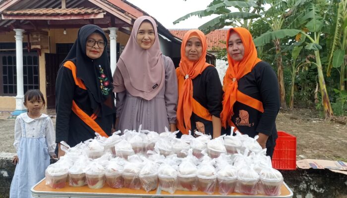 PKK dan Kader Posyandu Desa Kalirandu Bagikan 635 Bungkus Takjil