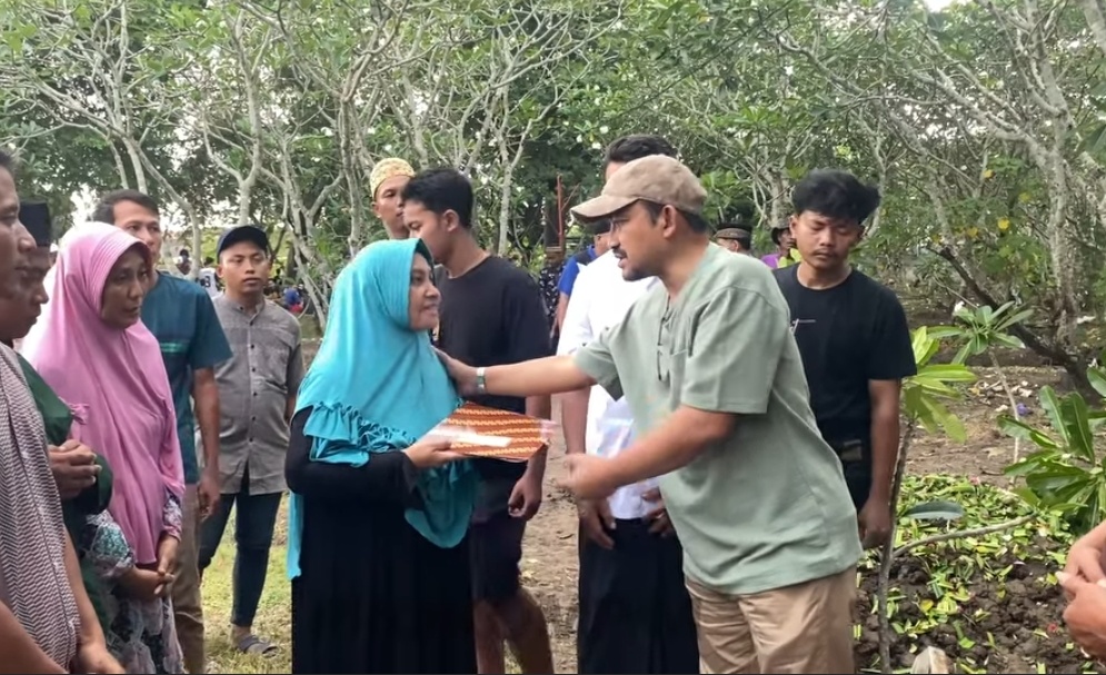 Bupati Pemalang Anom Widiyantoro Memberikan Santunan Kepada Keluarga Korban