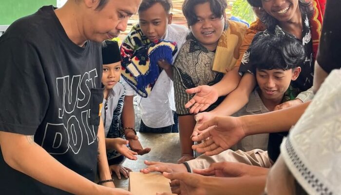 Jumat Berkah, Heru Kundhimiarso Bagikan Nasi Kotak Sambil Urai Makna Kebahagiaan Sejati