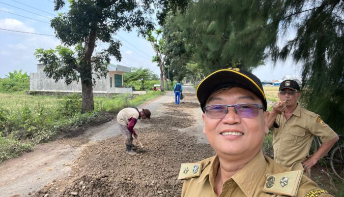 Kerja Bhakti Warga Desa Loning Perbaiki Jalan Rusak Parah di Ruas Loning–Nyamplungsari