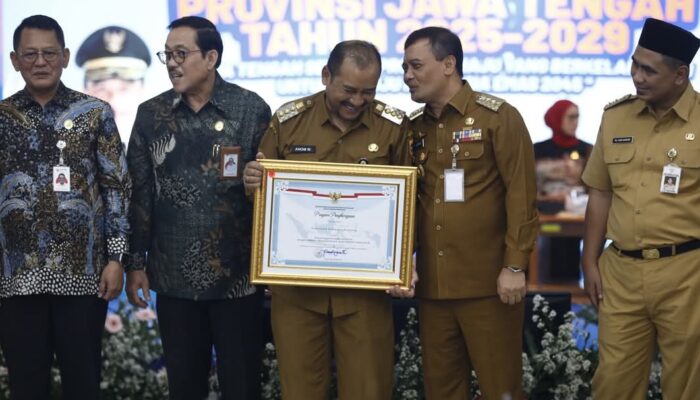Pemalang Raih Penghargaan Kabupaten Predikat Pelayanan Prima di Jateng