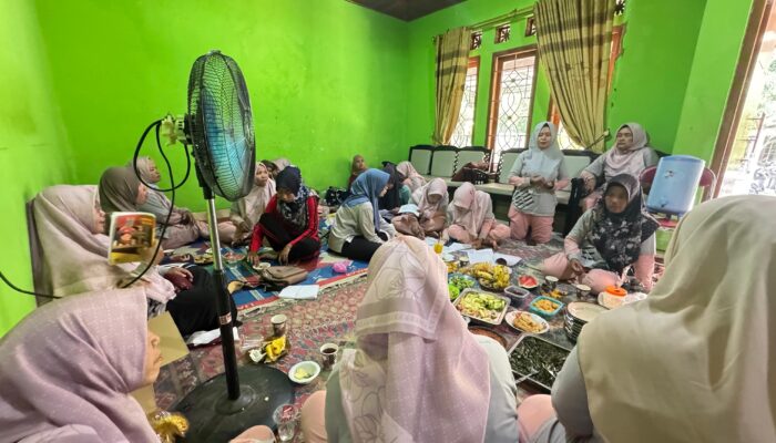 Gencar Berantas Sarang Nyamuk, Kader PKK Desa Penggarit Rutin Lakukan PSN Setiap Minggu