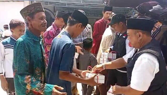 Jum’at Berkah, Rizal Bawazier Bagikan Ratusan Nasi Kotak di Masjid Islahul Hayyat Pemalang