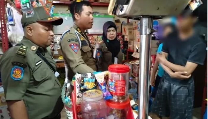 Satpol PP Pemalang dan Bea Cukai Tegal Sita Rokok Ilegal dari Toko di Pelutan