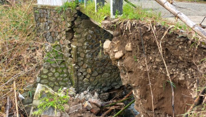 Jembatan Kraguman Nyaris Runtuh, Warga Desa Payung Berjuang Sendiri Hadapi Abrasi Sungai Comal