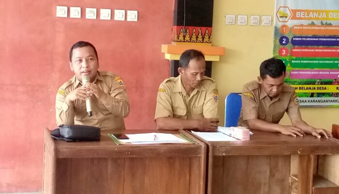 Kades Karanganyar Bagikan Langsung BLT-DD ke 37 KPM 