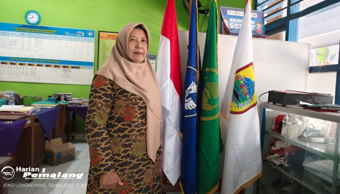 Jelang Pensiun, Kepala SD N 8 Purwoharjo Tetap Semangat Membara Dongkrak Murid Baru