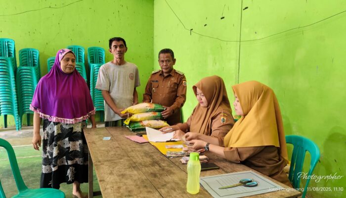 Warga Desa Kebandaran Bahagia, Beras Murah SPHP Tiba di Balai Desa Dan Langsung Dibeli