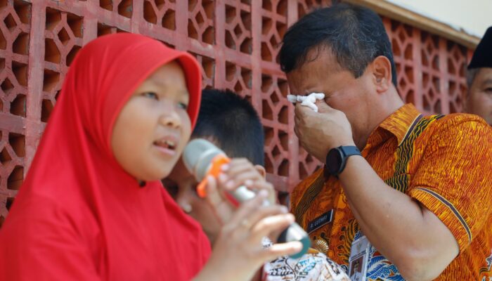 Puisi Rindu Cahaya Siswi SLB Wonogiri Bikin Ahmad Luthfi Menangis dan Janji Kuliah UNS