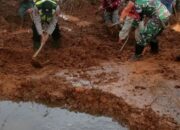 TNI dan Warga Watukumpul Berjibaku Buka Akses Jalan Pascalongsor