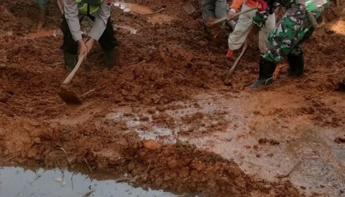 TNI dan Warga Watukumpul Berjibaku Buka Akses Jalan Pascalongsor