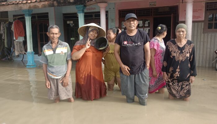Kali Comal Meluap, Slamet Ramuji Legislator PKB Terjun Langsung Ke TKP Bersama Warga