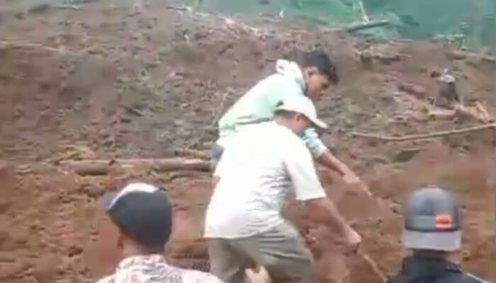 Bencana Desa Bongas, Ikhtiar Mencari Dia Orang Korban di Tanah Labil