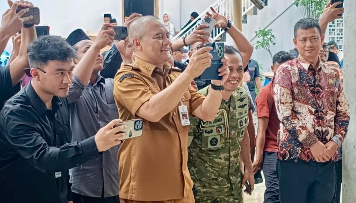 Momen Jenaka di Pengungsian, Ahmad Luthfi Jadi Juru Foto Wapres Gibran