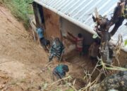 Babinsa dan Warga Pulihkan Rumah Korban Longsor di Desa Jojogan