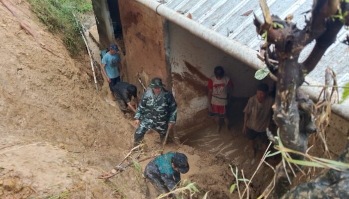 Babinsa dan Warga Pulihkan Rumah Korban Longsor di Desa Jojogan