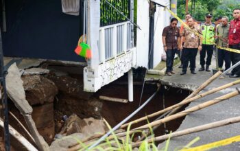 Rumah Warga Sampai Menggantung, Ahmad Luthfi “Sidak” Lokasi Tanah Amblas di Ungaran