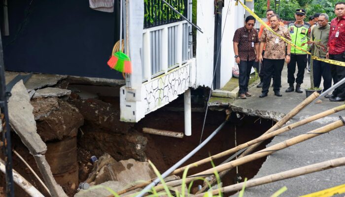 Rumah Warga Sampai Menggantung, Ahmad Luthfi “Sidak” Lokasi Tanah Amblas di Ungaran