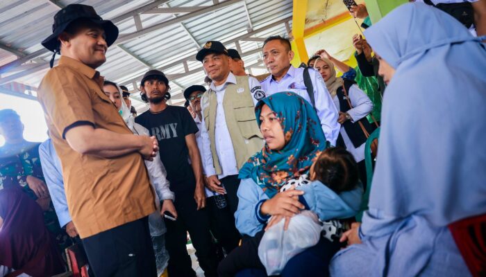 Siaga 24 Jam di Pengungsian Tanah Gerak Brebes, Dokter Speling Tangani ISPA hingga Anemia