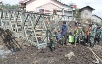TNI Bangun Jembatan Bailey di Desa Penakir guna Pulihkan Akses Pascabanjir