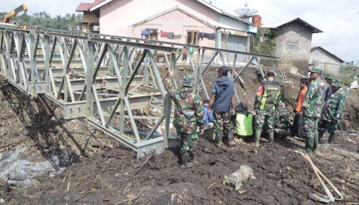 TNI Bangun Jembatan Bailey di Desa Penakir guna Pulihkan Akses Pascabanjir