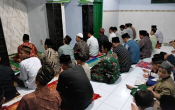 Wujudkan Wilayah Religius, Babinsa Ulujami Berbaur dengan Warga dalam Tarawih Berjamaah