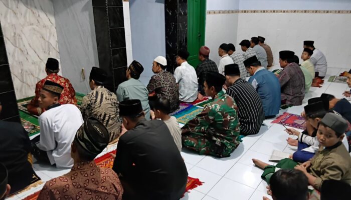 Wujudkan Wilayah Religius, Babinsa Ulujami Berbaur dengan Warga dalam Tarawih Berjamaah