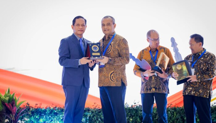 Gubernur Jateng Ahmad Luthfi meraih penghargaan Pembina Pengelolaan Sampah Terbaik 2026.