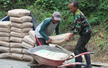 Ramadhan Bukan Halangan, TNI-Warga Bahu-Membahu di TMMD Brebes
