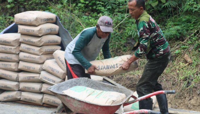 Ramadhan Bukan Halangan, TNI-Warga Bahu-Membahu di TMMD Brebes