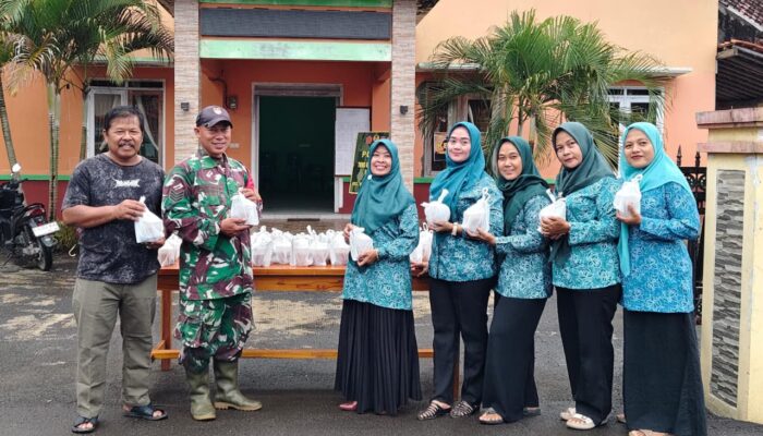 Sinergi di Cikuya: Satgas TMMD Brebes dan Pemdes Bagikan Takjil Gratis