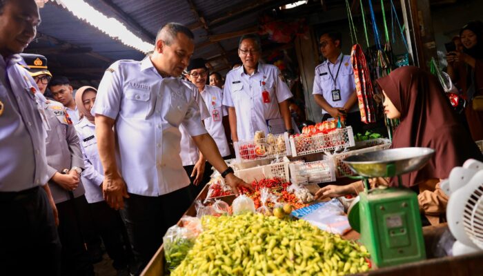 Sidak Pasar Gondang Sragen, Gubernur Luthfi Jamin Stok Pangan Aman Jelang Lebaran