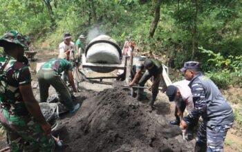 Wujudkan Indonesia Emas, Prajurit TNI AL Bahu-Membahu Bangun Desa di Brebes