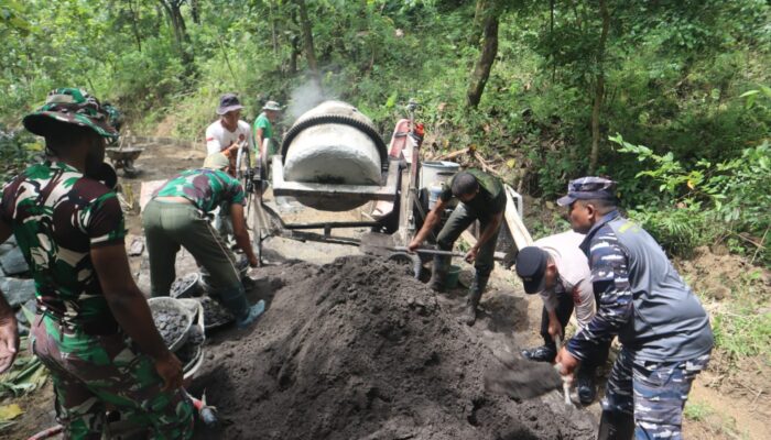 Wujudkan Indonesia Emas, Prajurit TNI AL Bahu-Membahu Bangun Desa di Brebes