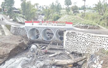 Sinergi TNI-Rakyat Pulihkan Jembatan Sawangan yang Sempat Putus