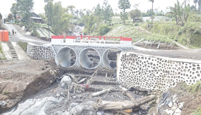 Sinergi TNI-Rakyat Pulihkan Jembatan Sawangan yang Sempat Putus